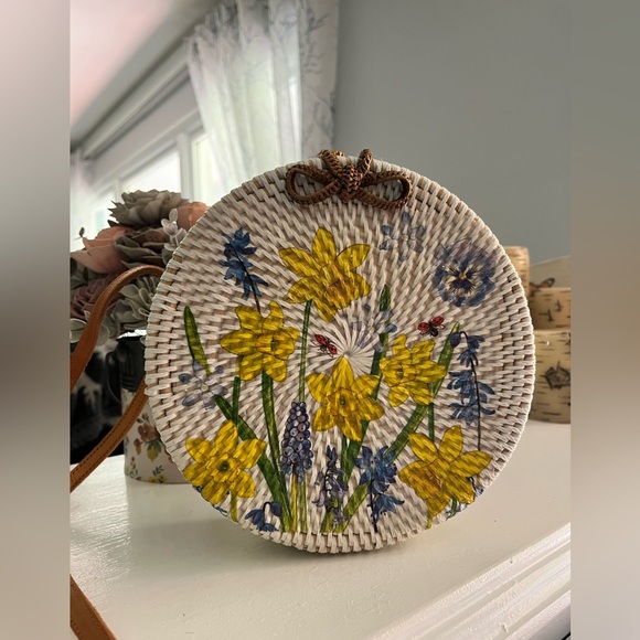 NWOT White Rattan Round Crossbody Bag with flowers application - Picture 4 of 6